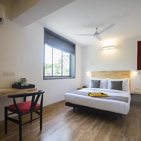 Oyo Townhouse 16 International Airport Hotel Mumbai Exterior photo